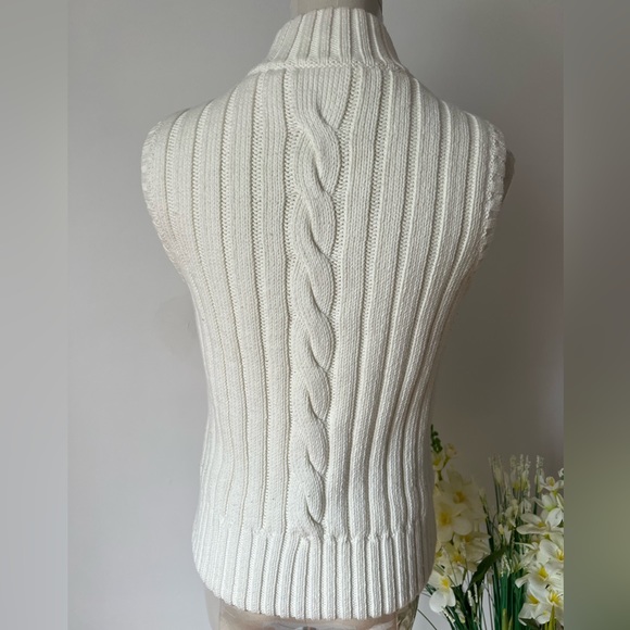 TOMMY HILFIGER Youth Sweater Vest in white. Size Large (12-14) - Picture 6 of 6